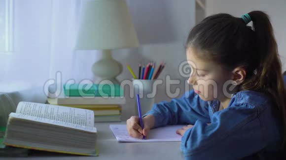 小女孩在做家庭作业时手指在数视频的预览图