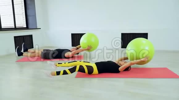男人和女人用健身球在腹部肌肉上做运动视频的预览图