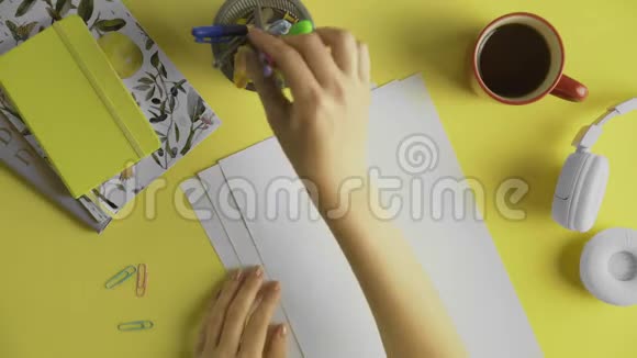 女性手绘纸裙俯视图视频的预览图
