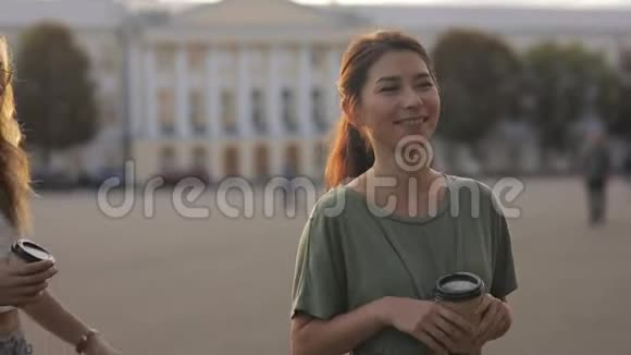 两个十几岁的女孩朋友在欧洲街头小镇相遇在外面笑着喝咖啡慢慢慢慢视频的预览图