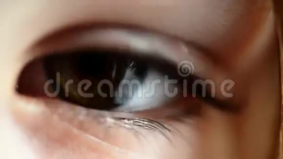 孩子的眼睛视频的预览图