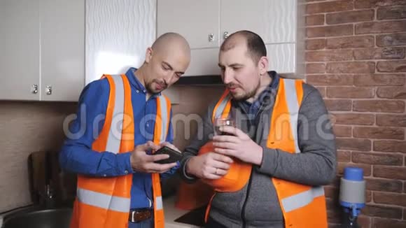 两个男人在咖啡休息时交流视频的预览图