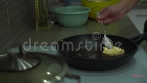 女人把混合土豆放在煎锅里煮煎饼视频的预览图