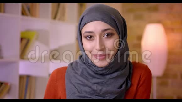 年轻有魅力的穆斯林女性员工在工作场所看着摄像机开心地微笑的特写镜头视频的预览图