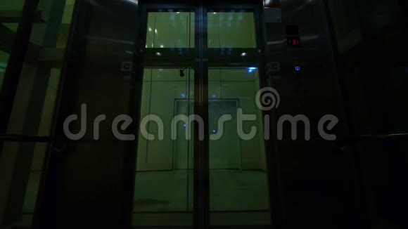 透明电梯向上移动视频的预览图