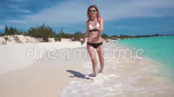 女孩沿着海滩跑视频的预览图