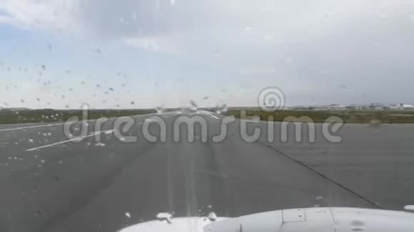 飞机从飞机窗口起飞飞机从跑道起飞从窗户看机场的景色视频的预览图