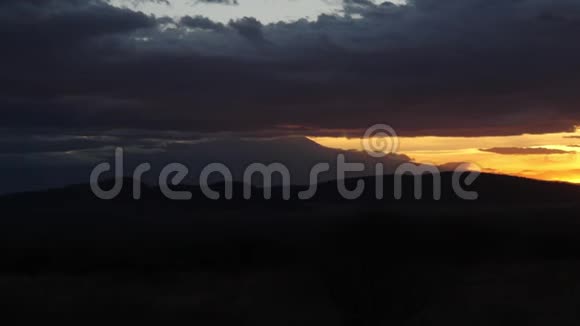 肯尼亚察沃公园萨凡纳景观日落视频的预览图