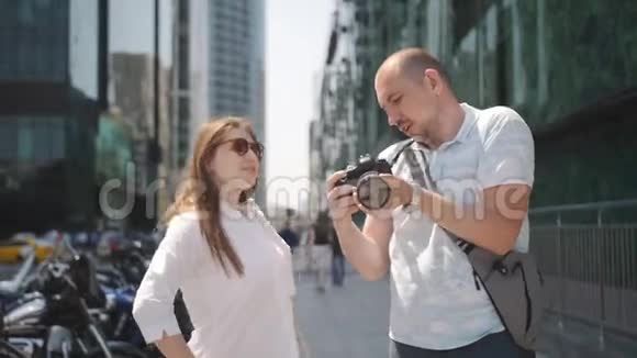 旅游城市步行几个游客穿过大都市的商业部分欣赏现代视频的预览图