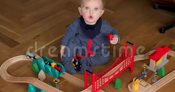 孩子玩木火车视频的预览图