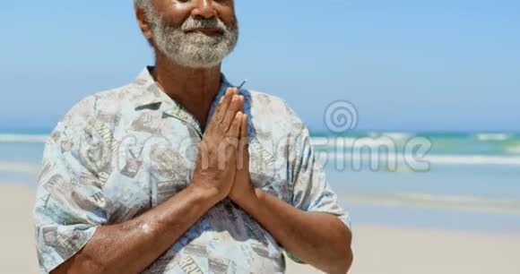 活跃的非裔美国人在海滩上练习瑜伽的正面景色视频的预览图