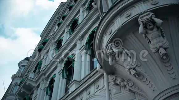 旧的历史悠久的巴洛克建筑与雕塑在斯德哥尔摩视频的预览图