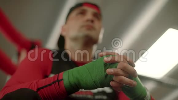 拳击手拳击手在准备战斗的戒指上戴着手包一看视频的预览图