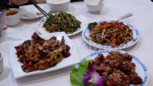 与家人一起在中餐厅用餐的人的运动视频的预览图