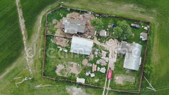 一个农场上的俄罗斯院子从高空俯瞰视频的预览图
