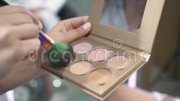 化妆专家用刷子在她手上涂粉视频的预览图