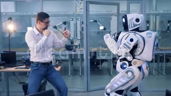 一个机器人和一个男人在房间里打架视频的预览图