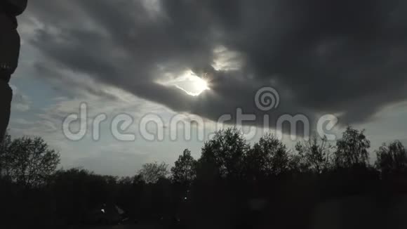 太阳落在云后视频的预览图