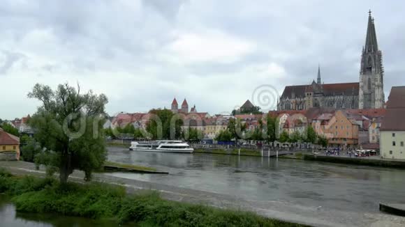 从斯坦纳BrAcke到雷根斯堡的多瑙河景观视频的预览图