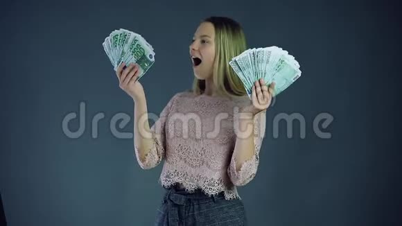 像扇子一样挥舞着钱的女孩视频的预览图