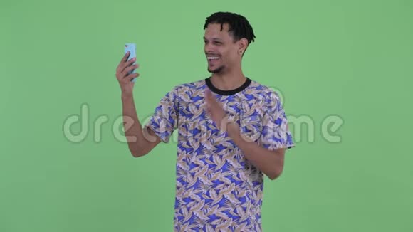 快乐年轻英俊的非洲男人视频通话显示电话视频的预览图