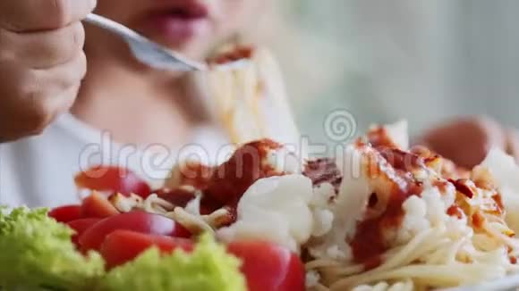 一个小女孩正在吃意大利面特写视频的预览图