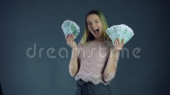 像扇子一样挥舞着钱的女孩视频的预览图