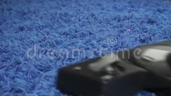 用吸尘器清洁蓝色地毯视频的预览图