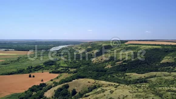 从上面看美丽的风景河流山丘和绿树视频的预览图