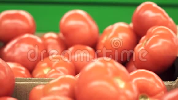 红熟番茄上市柜台特写有选择的重点蔬菜收获视频的预览图