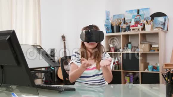 家中的少女用虚拟现实耳机了解星球视频的预览图