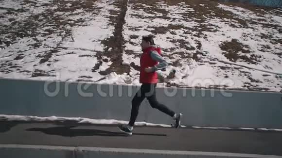 年轻的女人在冬天的下午跑来跑去视频的预览图