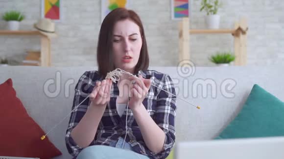 一个笨拙的年轻女人在编织慢件视频的预览图
