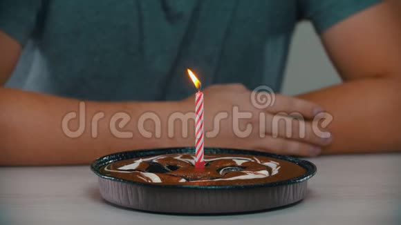 人在蛋糕上吹蜡烛视频的预览图