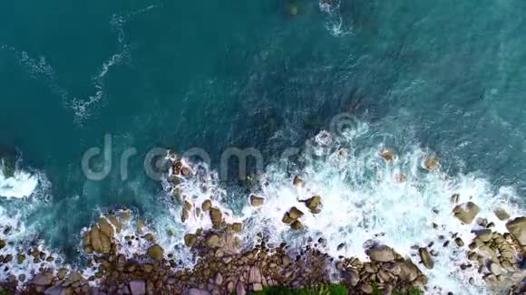 海浪拍岸的空中景观自然景观和美丽的热带海洋夏季的海岸景观脚下a视频的预览图