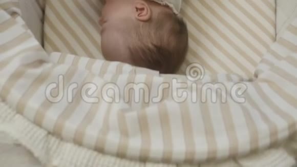 一个小床上可爱的婴儿视频的预览图