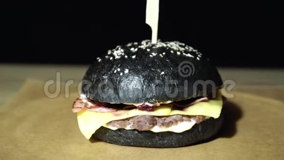 美味的黑汉堡配切肉培根奶酪和樱桃酱视频的预览图