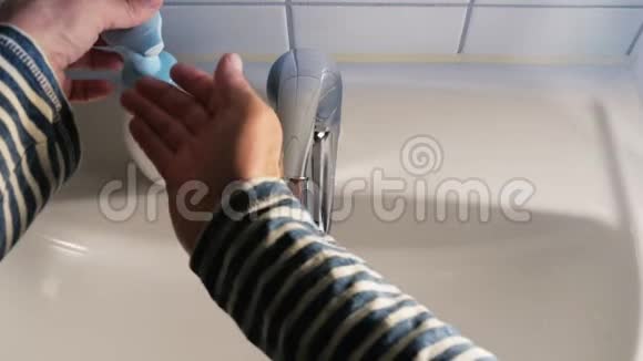 在浴室里用肥皂洗手视频的预览图