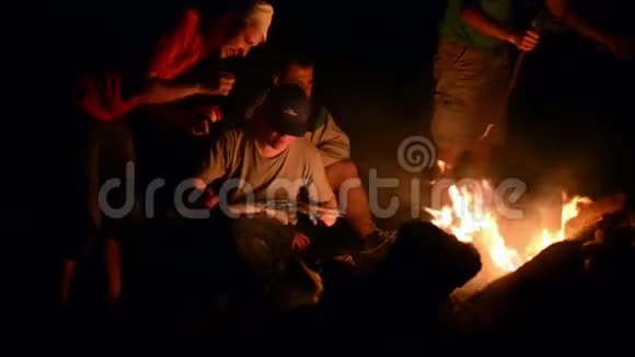 孩子们在篝火旁过夜视频的预览图