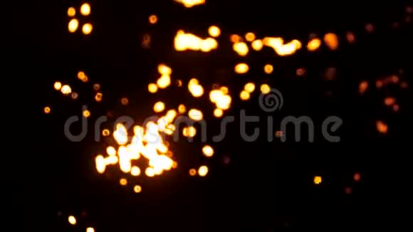 钢背景内部着火bokeh离焦在铁桶里燃烧的火视频的预览图