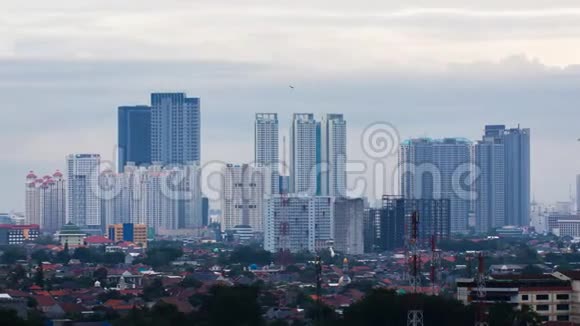 在雨天雅加达市的时间推移全景印度尼西亚视频的预览图