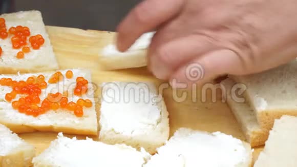 女人用红鱼子酱做三明治视频的预览图