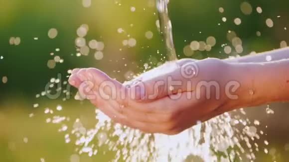 一股清澈的水流落在你的手心里慢动作视频视频的预览图