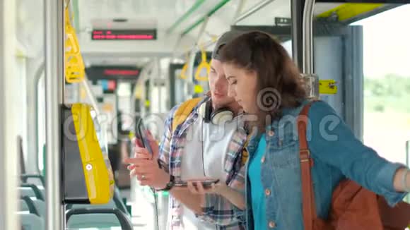 男女游客使用电话购买公共交通工具门票视频的预览图