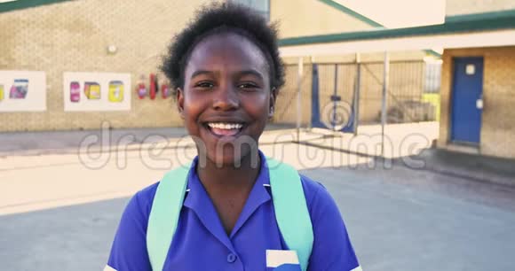 操场上一名年轻女学生微笑的肖像视频的预览图