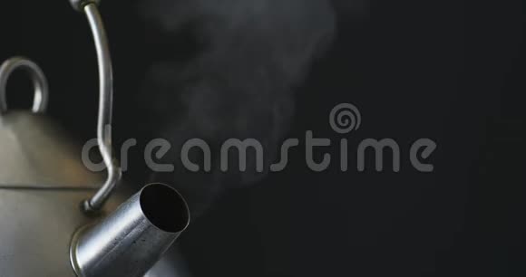 从沸腾的水壶喷出的蒸汽视频的预览图