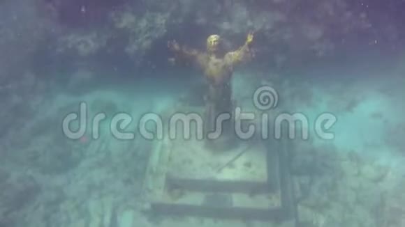 海底的耶稣雕像视频的预览图
