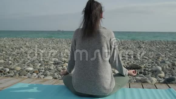 年轻女子在海边冥想视频的预览图