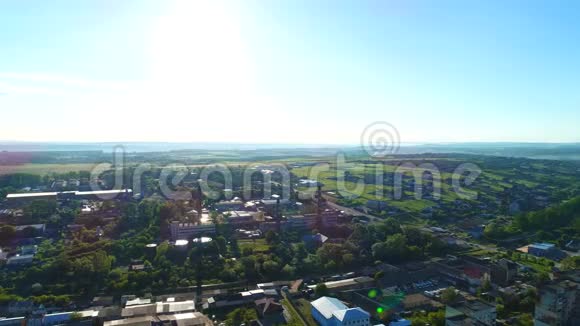 小镇商业和住宅区前瞻性空中建立镜头4K视频的预览图