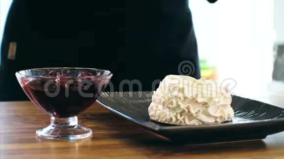 厨师用奶油做蛋糕用糕点袋烹饪准备甜点视频的预览图